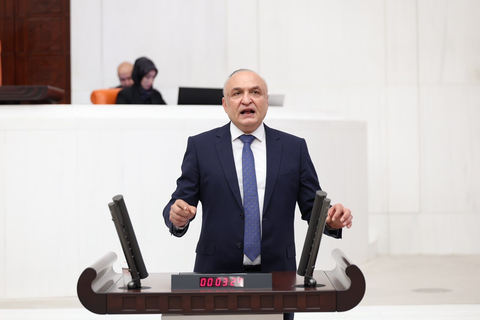 CHP'Lİ İSİM YENİ PARTİLİ VEKİLİ BIÇAKLADI