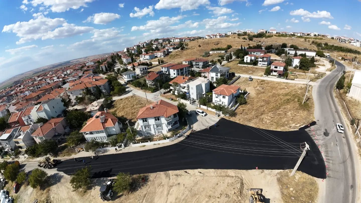 Keşan’da Aşağı Zaferiye Mahallesi’nde asfaltlama çalışmaları sürüyor