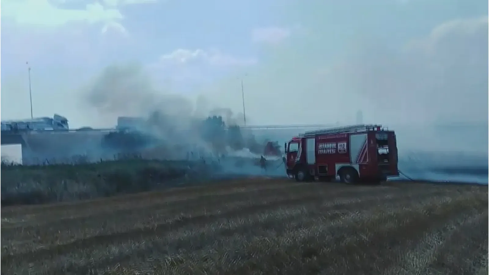 Alevler tarlayı sarınca, TEM otoyolunda trafik aksadı