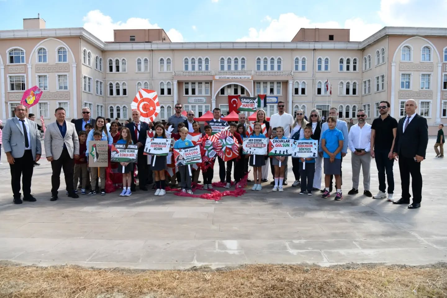 Gazze’deki yaşıtları için uçurtma uçurdular
