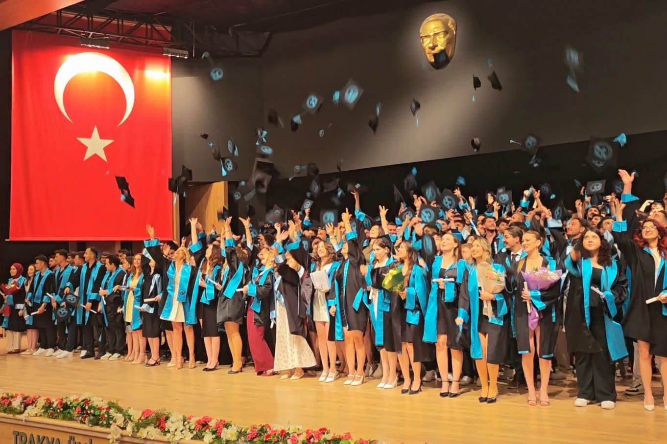 Teknik Bilimler Meslek Yüksekokulu’nda mezuniyet coşkusu