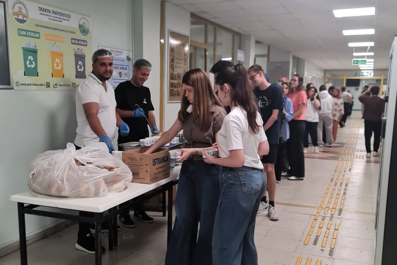 Final döneminde öğrencilere çorba ikramı yapılıyor