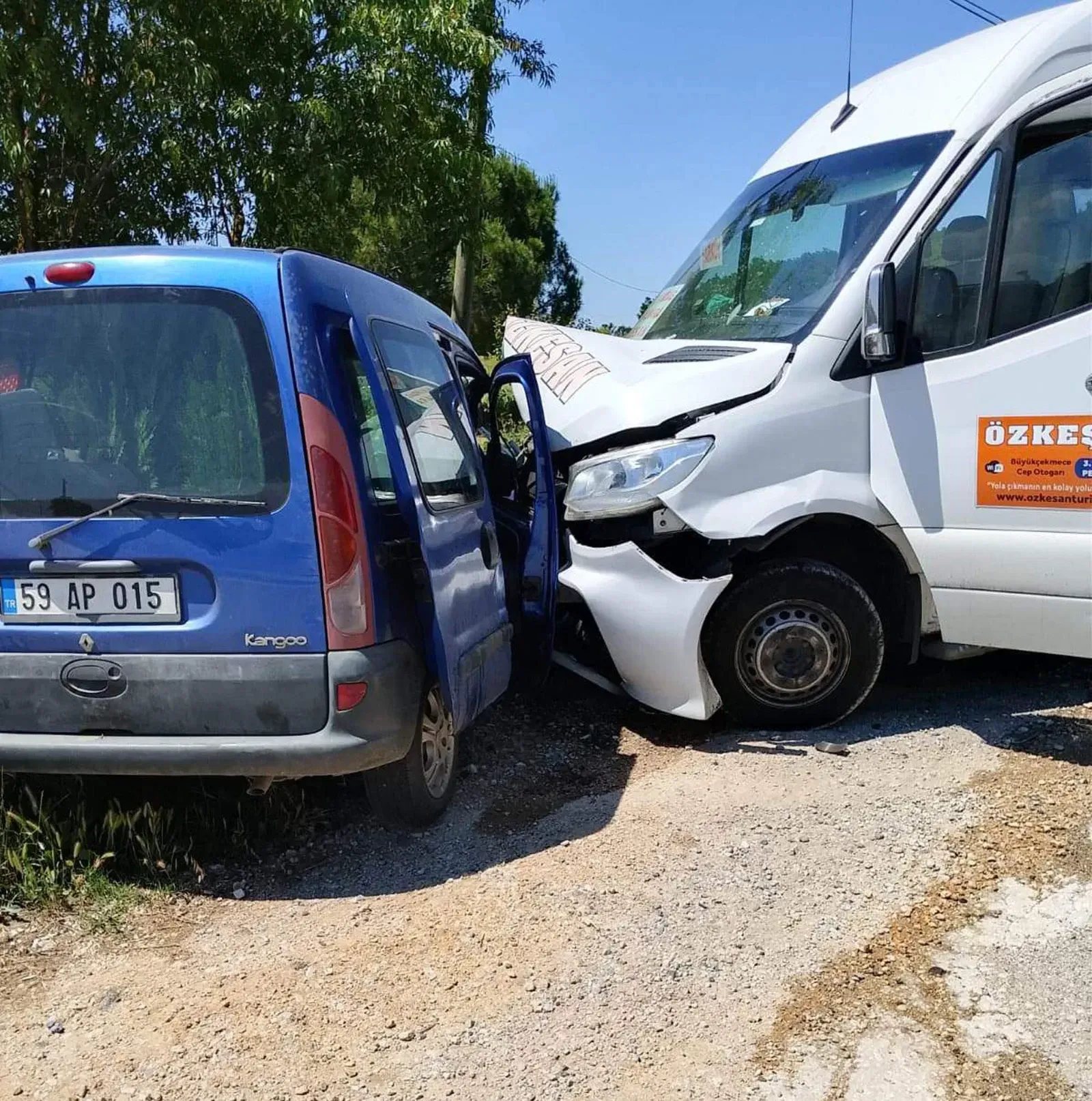 Yolcu minibüsü ile hafif ticari araç çarpıştı