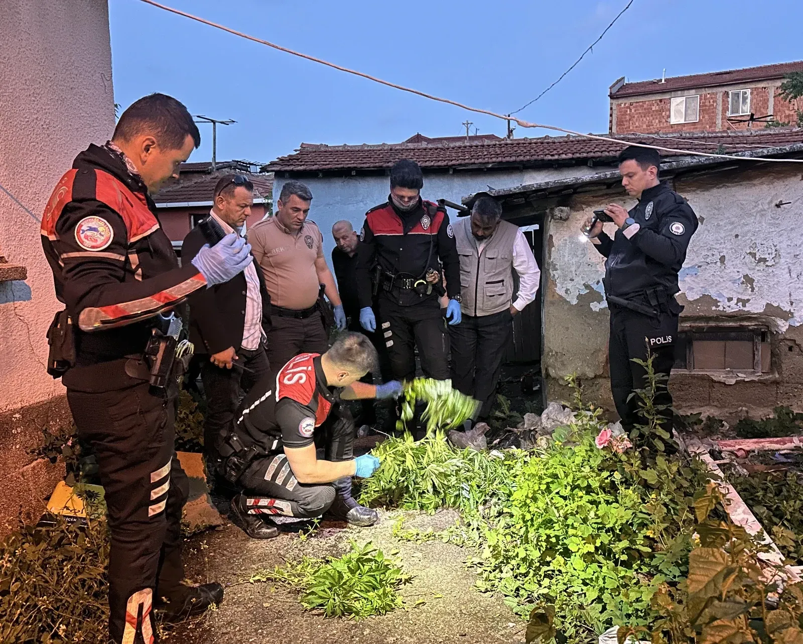 Polisin 'dur' ihtarına uymayan şüpheli uyuşturucu ile yakalandı