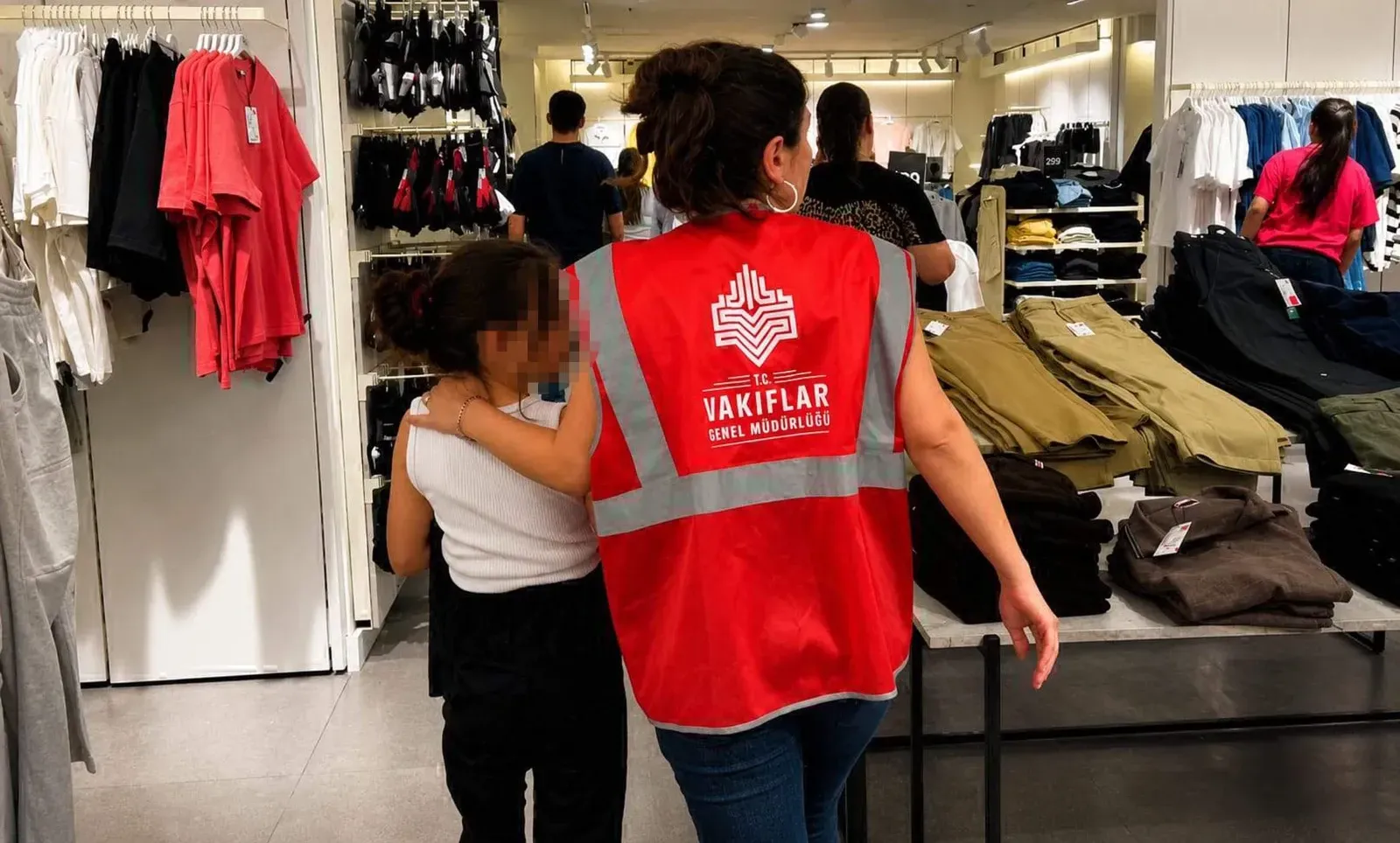 Bayram öncesi çocukların yüzünü güldürdüler