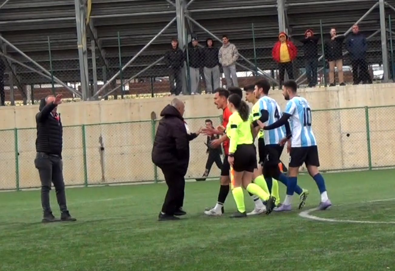 Hakeme yumruk atan futbolcunun takımı, hükmen mağlup sayıldı