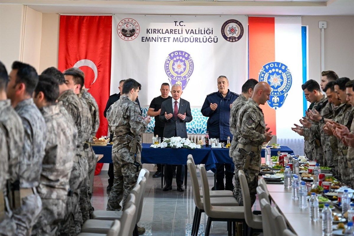 Vali Turan, özel harekat polisleriyle bir araya geldi