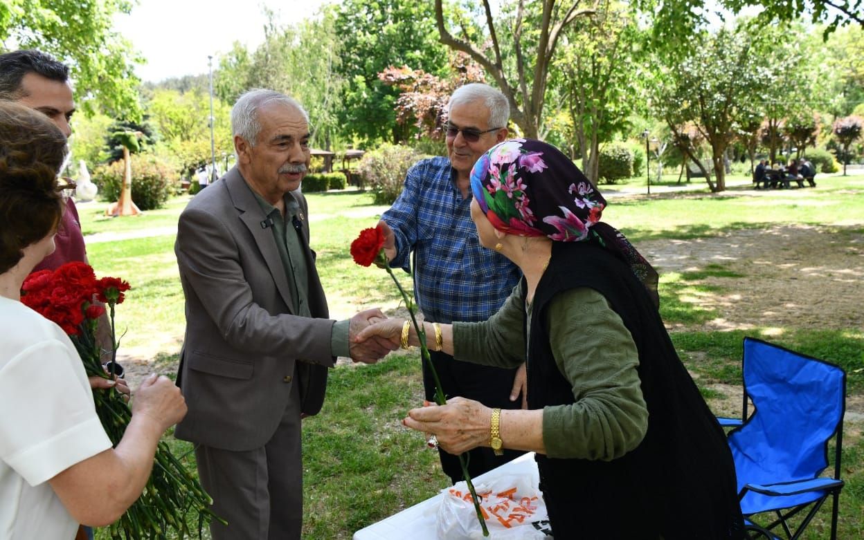 Başkan Özcan’dan Anneler Günü’nde anlamlı ziyaret