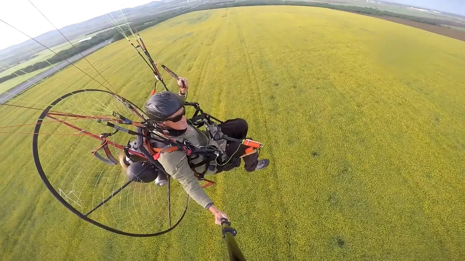 Kanola tarlaları üzerinde paramotorla uçtu