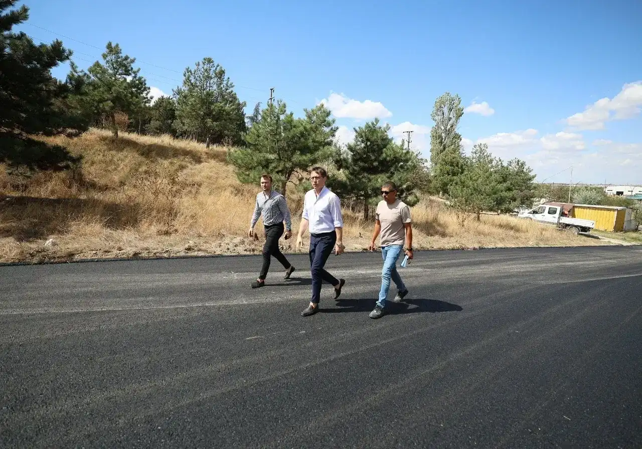 Başkan Akay, asfalt çalışmalarını inceledi