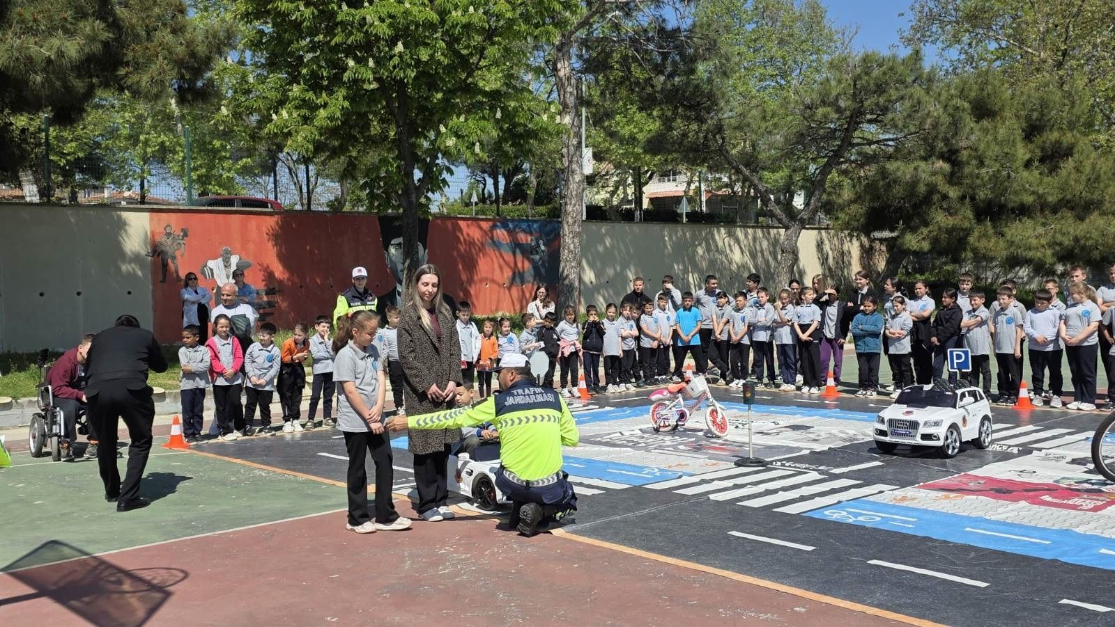 Jandarma öğrencilere uygulamalı trafik eğitimi verdi
