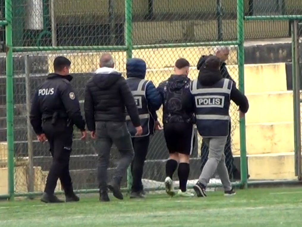 Orta hakemi yumruklayan futbolcu gözaltına alındı