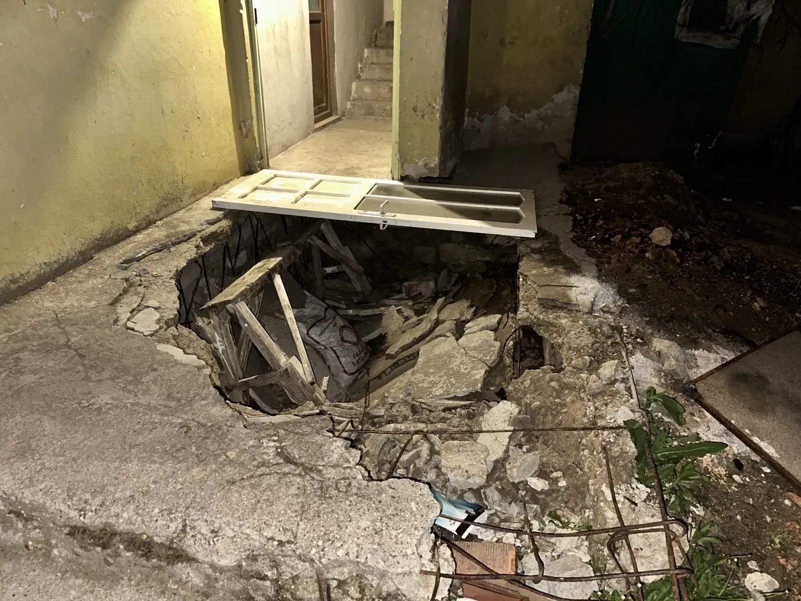 Evin girişindeki beton zemin çöktü: 1 yaralı