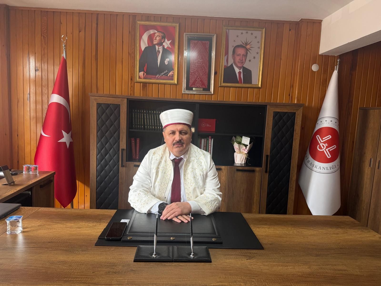 Edirne İl Müftüsü Çakır, cübbe giyerek göreve başladı