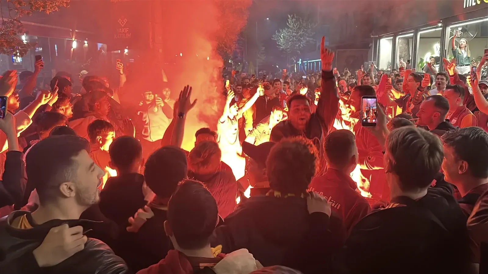 Galatasaray taraftarları galibiyeti kutladı