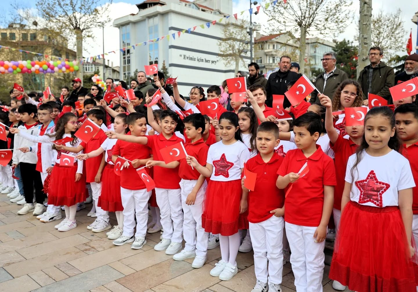 Bayram sevinci gözlerde, acı kalplerde