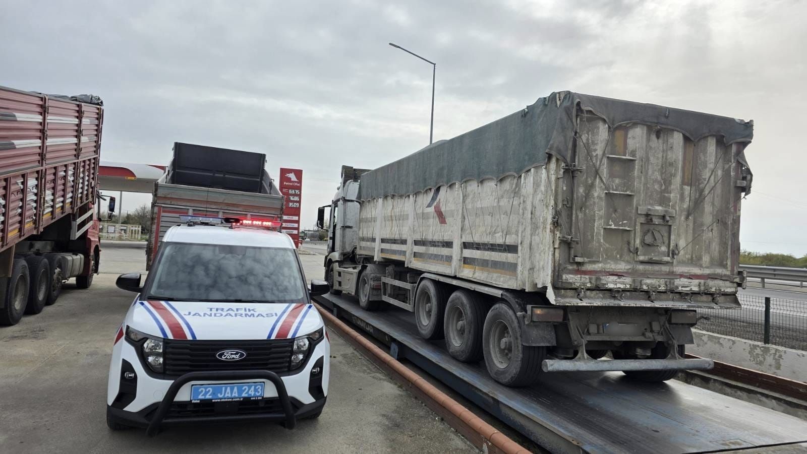 Yük taşıyan araçlar denetlendi
