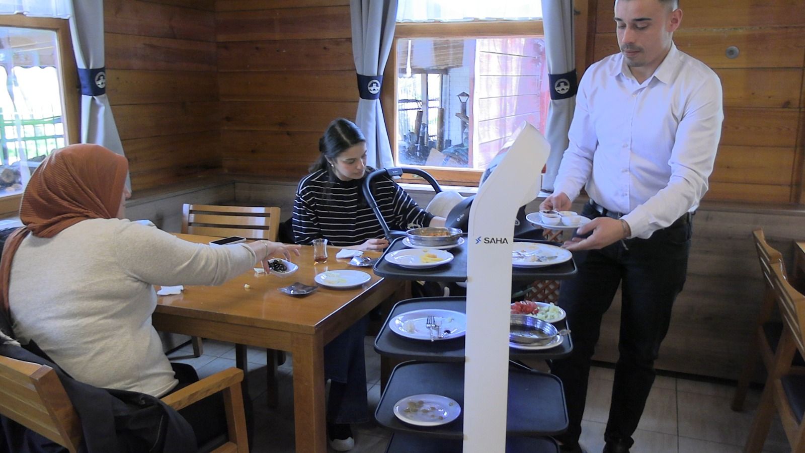 Meriç Sosyal Tesislerinde robot garson dönemi başladı
