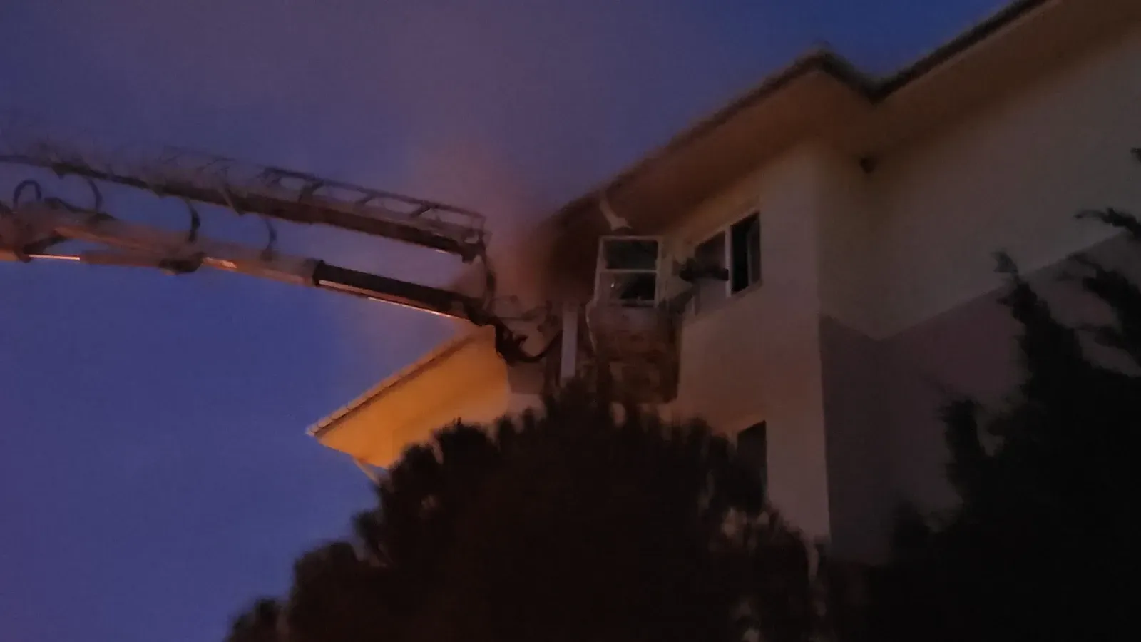 Yangında mahsur kalan kişi, merdivenli araçla kurtarıldı