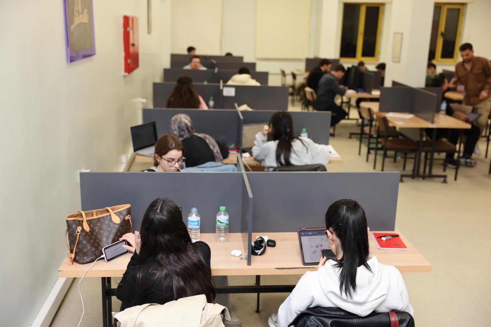 Sınav döneminde kesintisiz kütüphane hizmeti