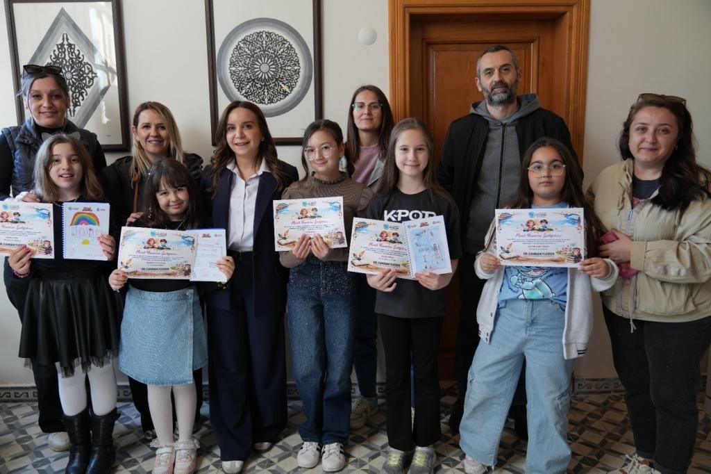 Minik yazarlar sertifikalarını aldı