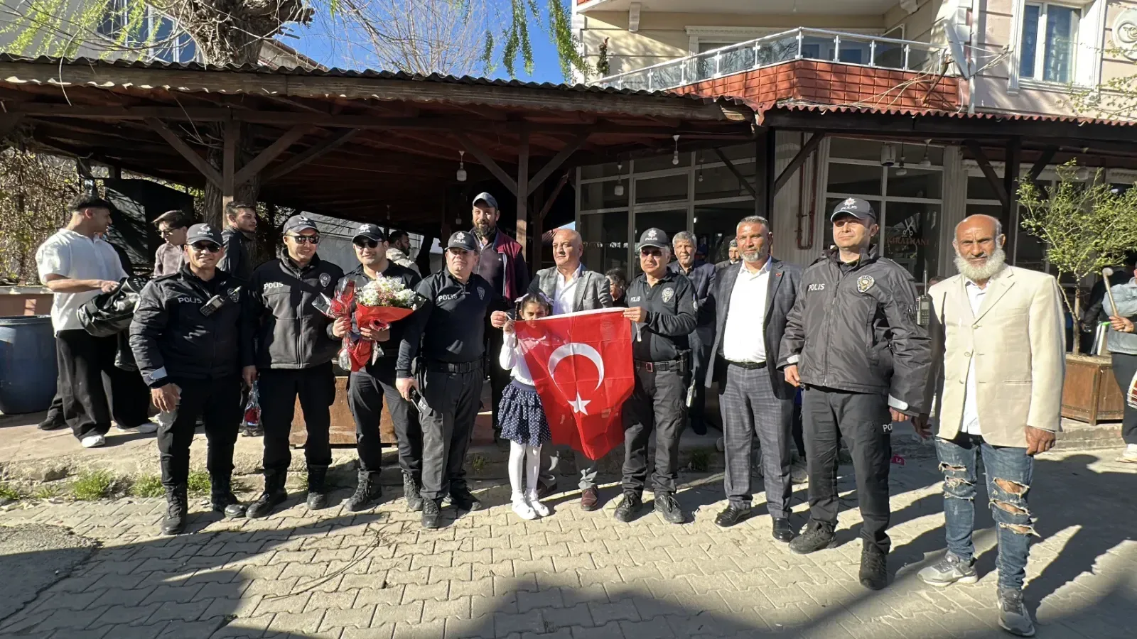 Kavga ihbarına gittiler, Türk bayrağı ve çiçeklerle karşılandılar