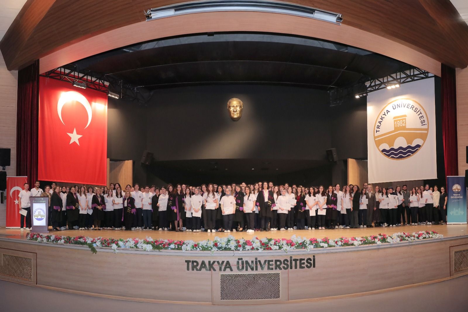 Öğrenciler beyaz önlük giydi