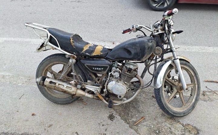 Emniyete imza vermeye plakasız motosikletle geldi