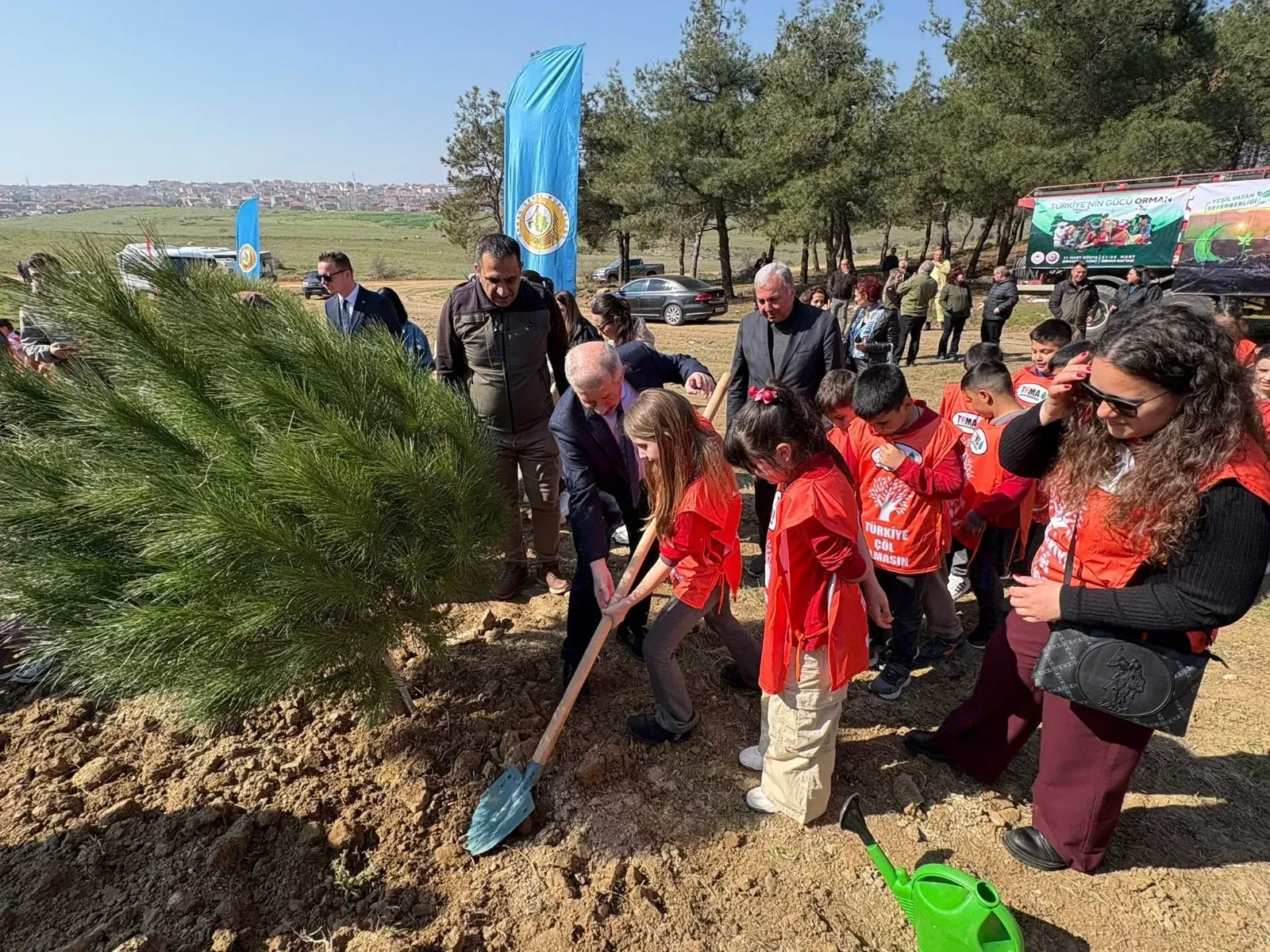 Minikler fidanları toprakla buluşturdu