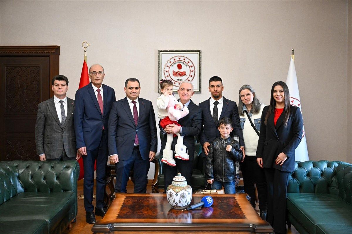 Vali Turan, minik Gülsu’yu makamında ağırladı