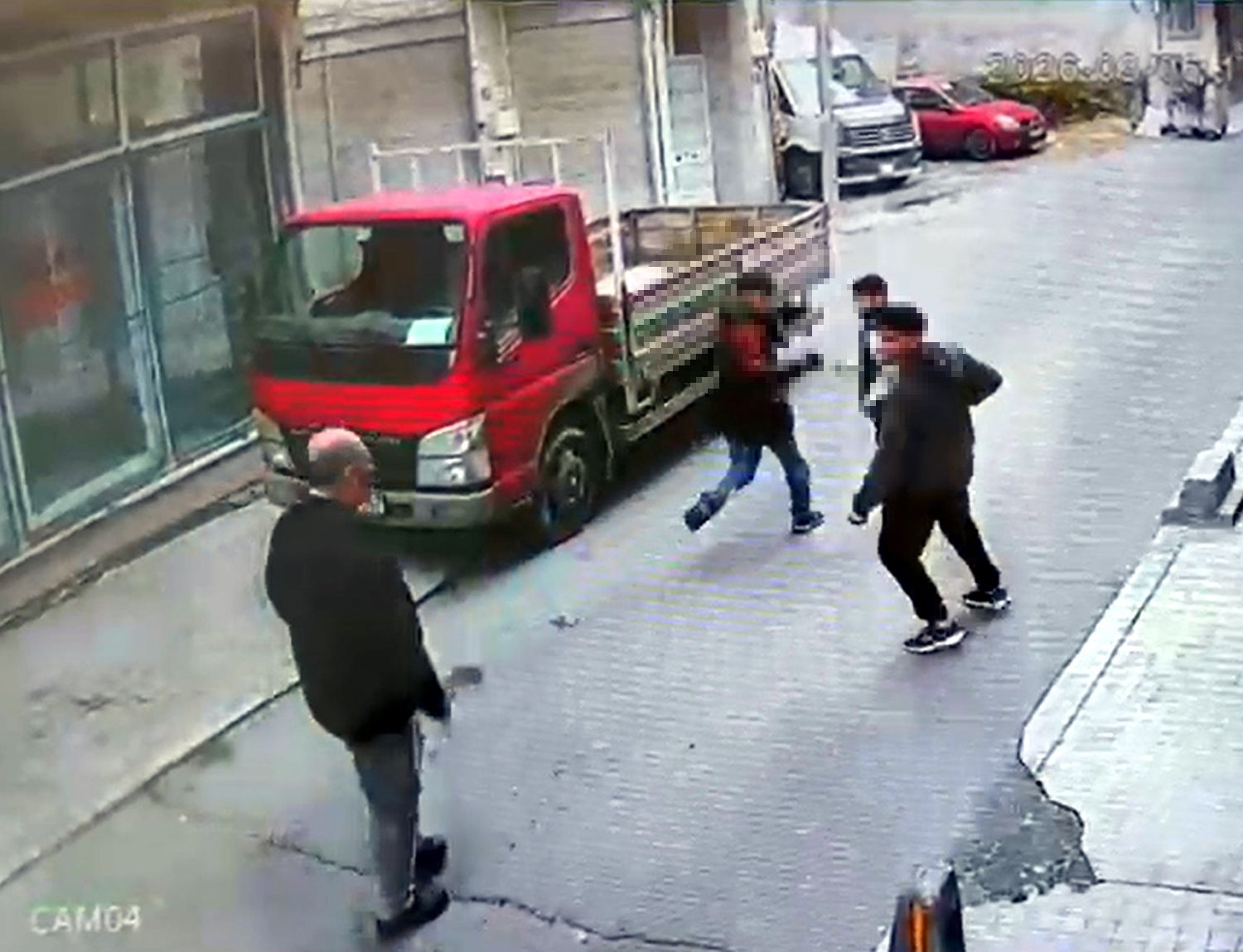 Annesinin cenazesinden dönüşte darbedildi