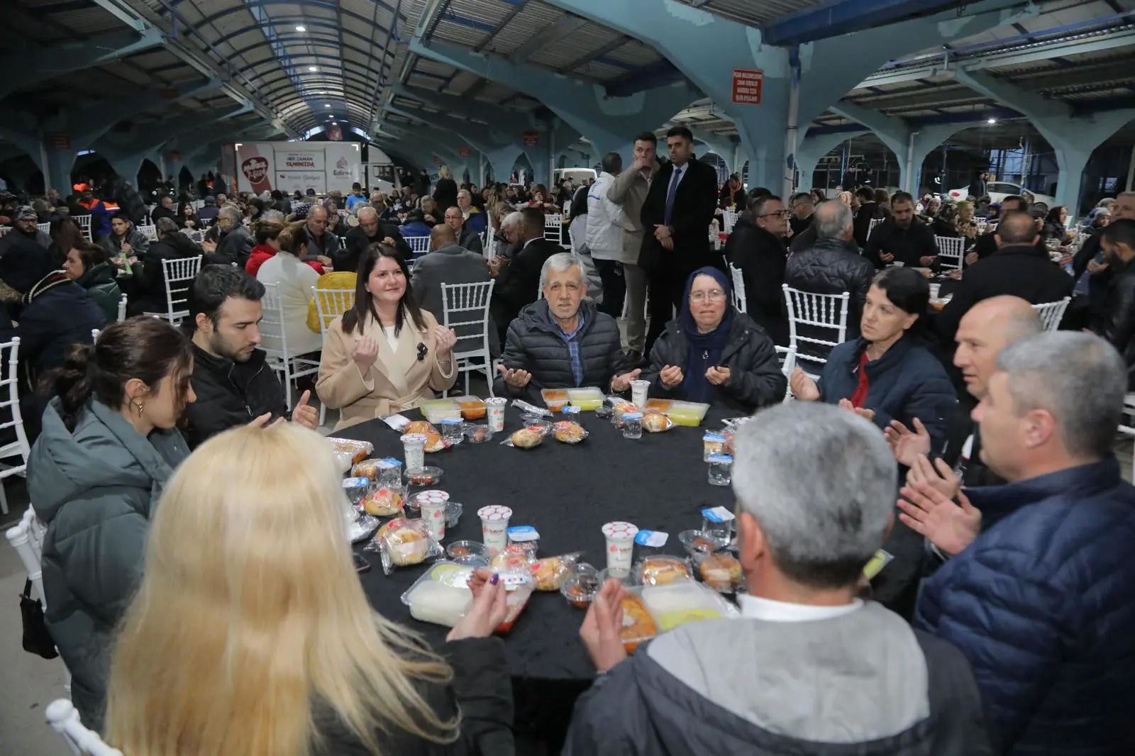 Balkan Pazarı’nda büyük iftar sofrası kuruldu