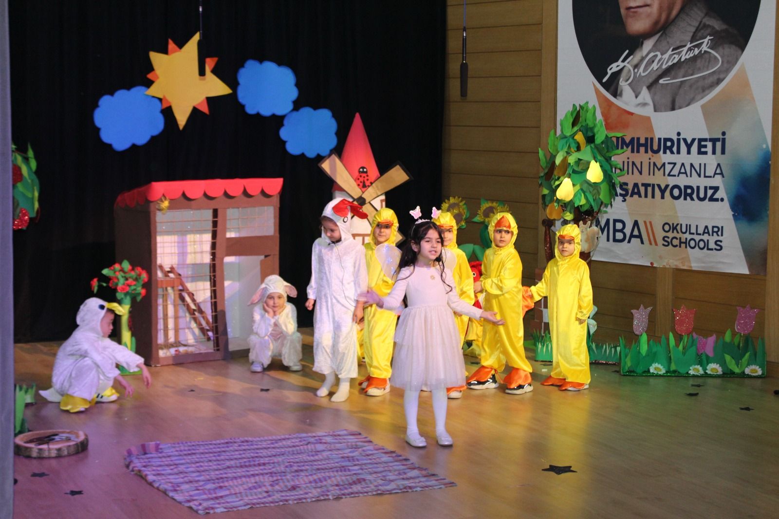 Kapaklı’da masallar sahneye taşındı: Miniklerden büyük performans
