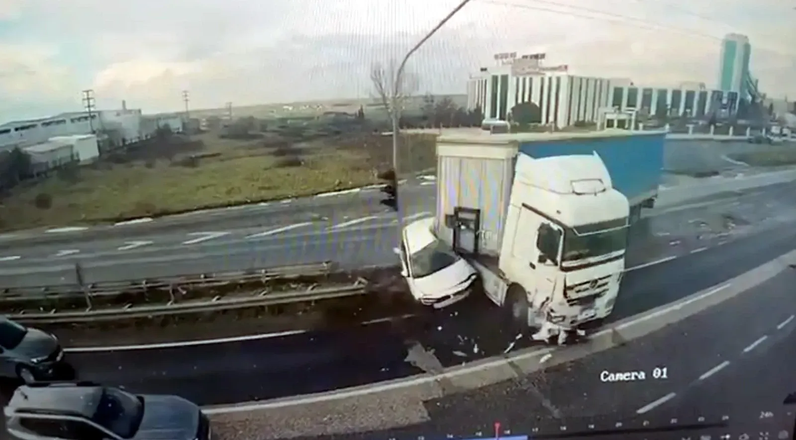Işık ihlali yapan TIR, otomobile çarptı: 1 yaralı