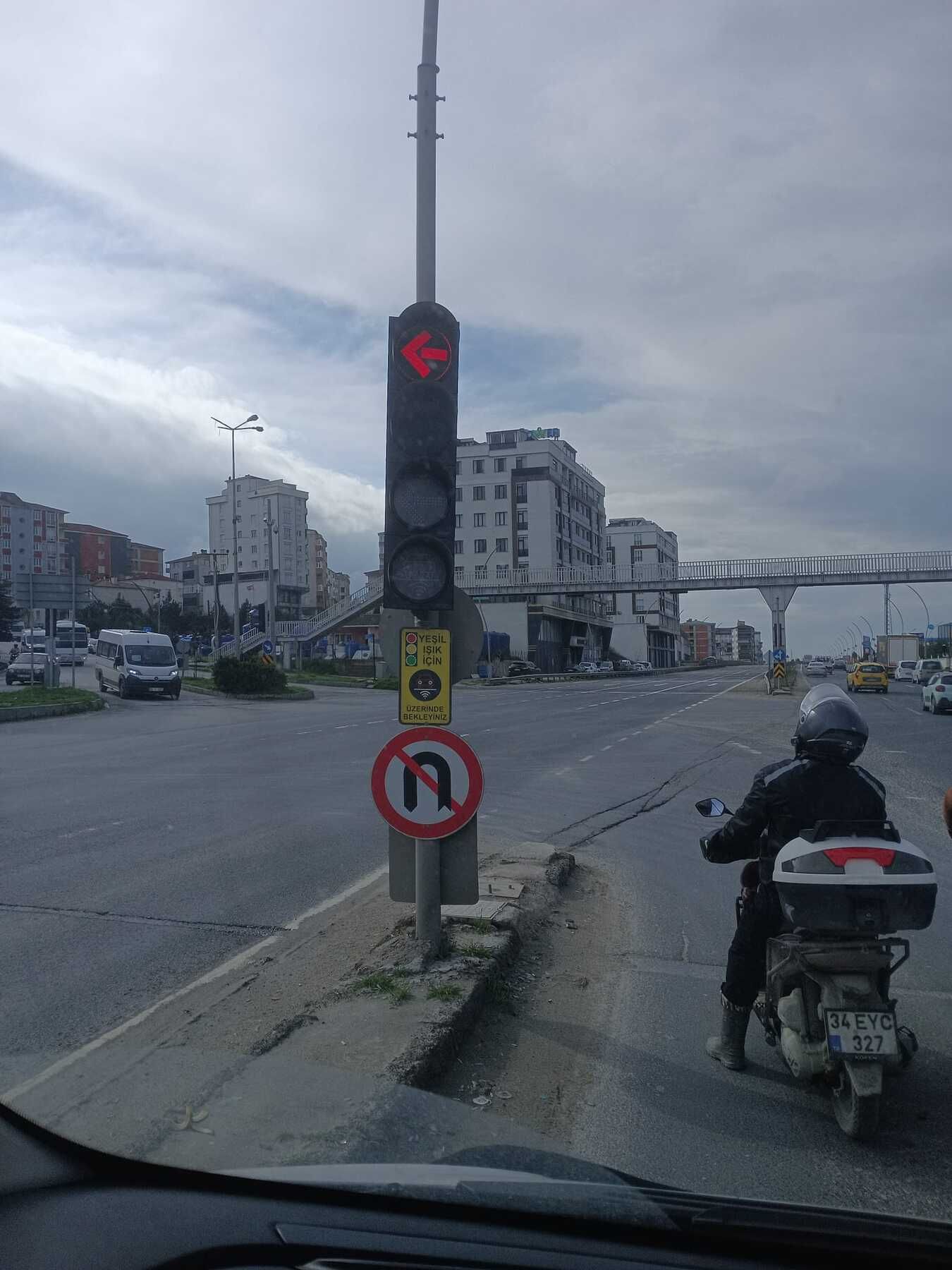Arızalı trafik ışığı kazaya davetiye çıkartıyor