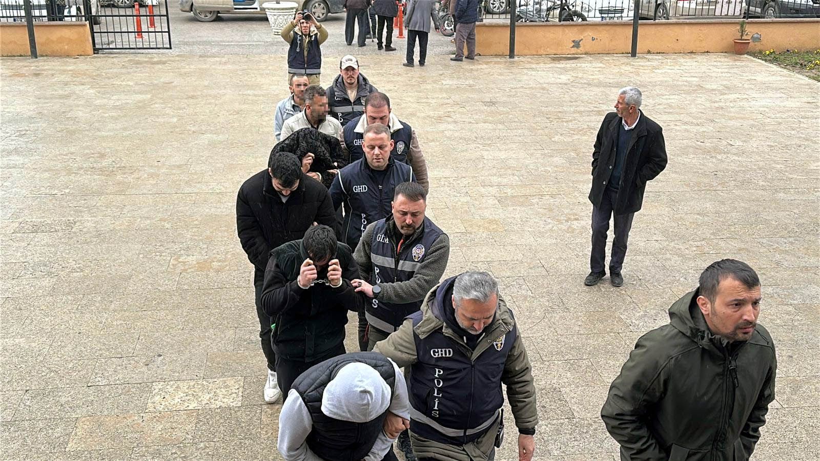 Diplomatik araçla kaçış! Suç örgütü üyesine film gibi firar planı