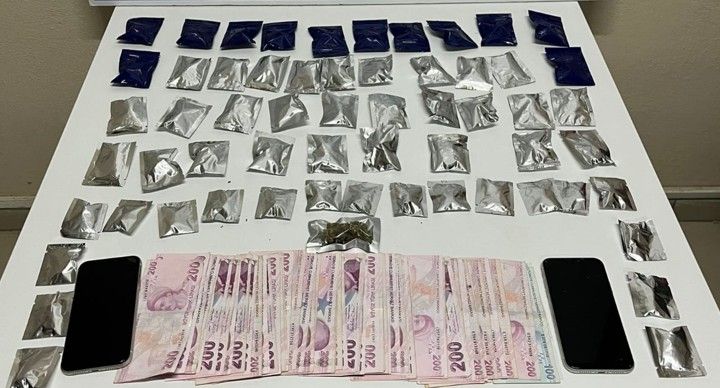 Şüpheli araçtan uyuşturucu çıktı; 2 tutuklama