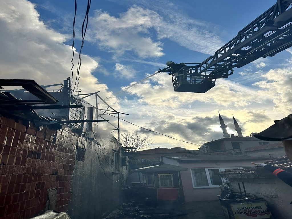 Tek katlı evin çatısı yandı
