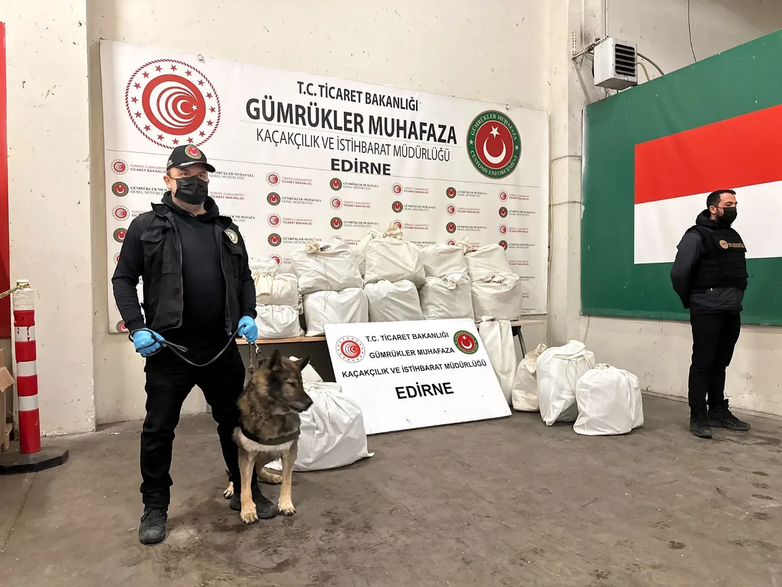 2 otomobilde 20 kilo 812 gram esrar ele geçirildi