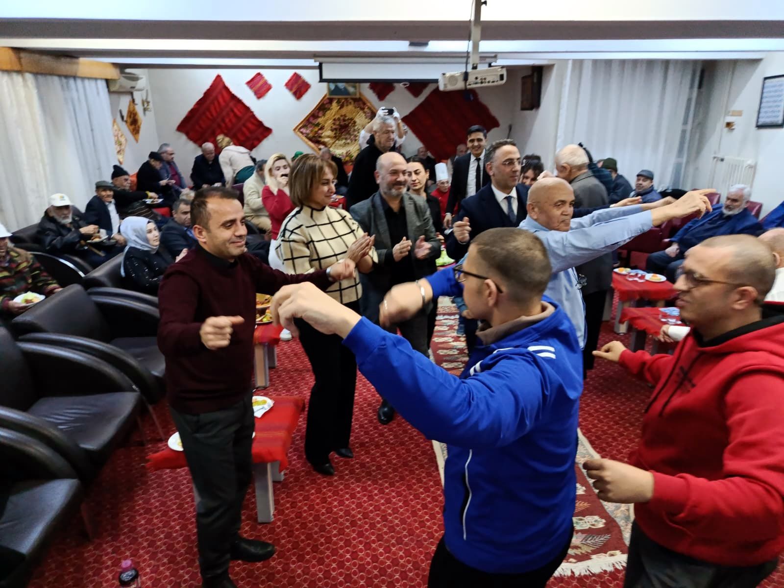 Huzurevi sakinleri sıra gecesinde moral buldu