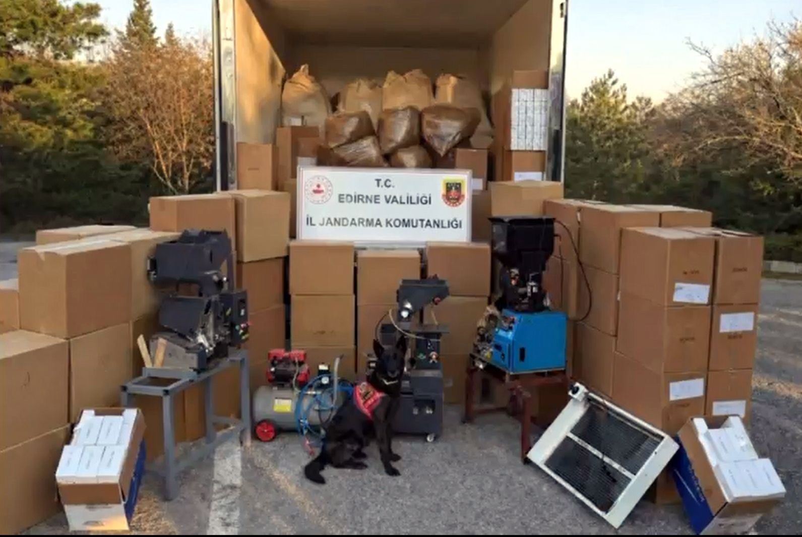 Kaçak tütün operasyonunda 4 gözaltı