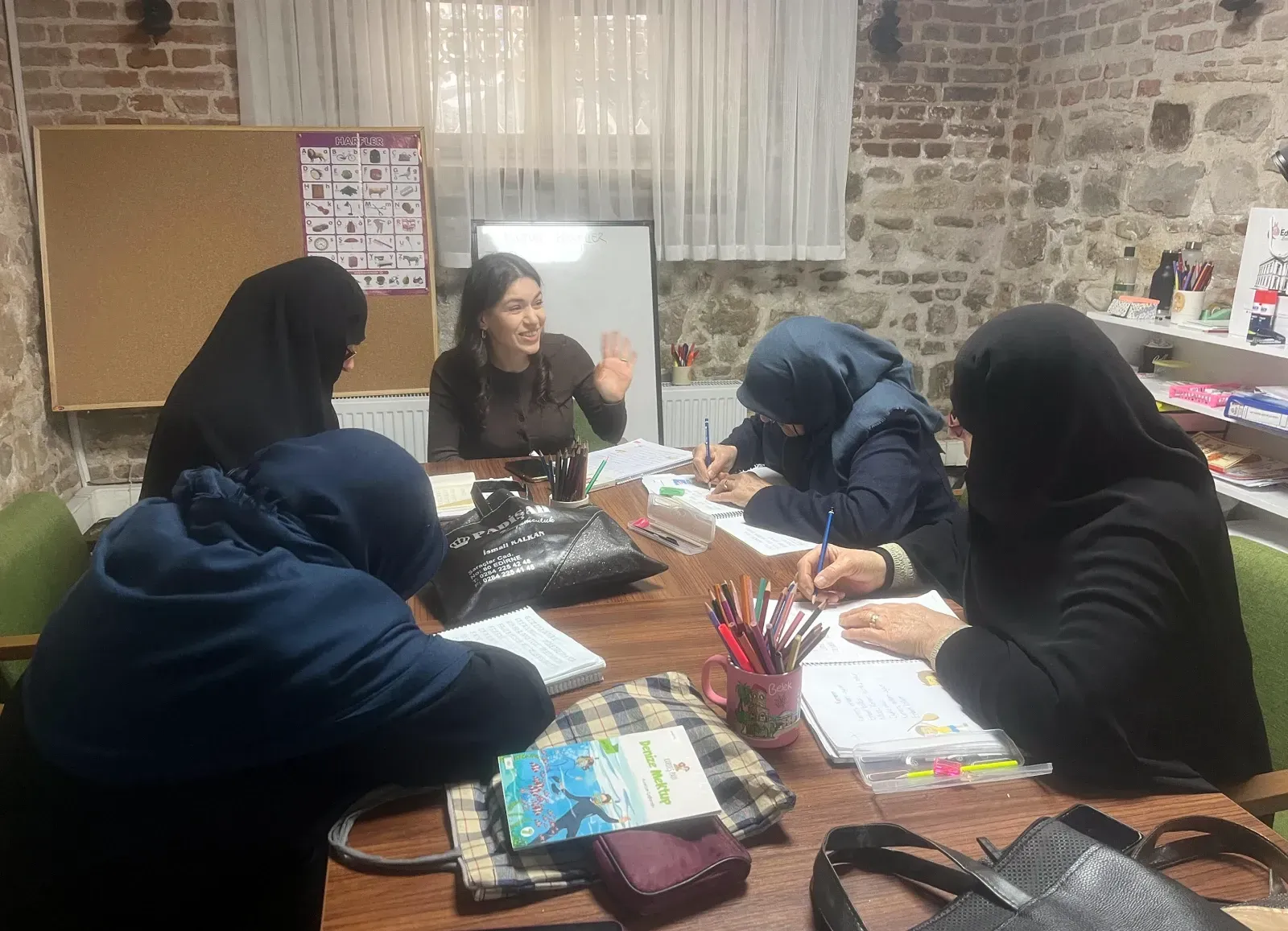 Kadın muhtar, mahallesindeki kadınlar için okuma-yazma kursu açtı