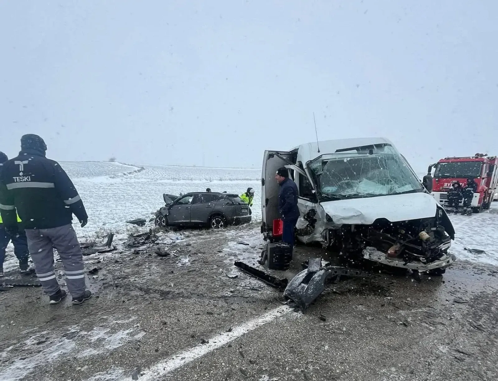 Otomobil ile minibüs çarpıştı; 1 ölü, 3 yaralı