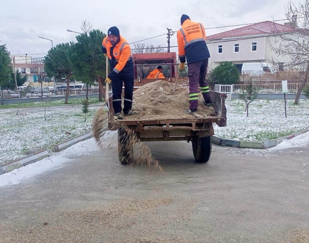 Belediyeden kar küreme ve tuzlama çalışması