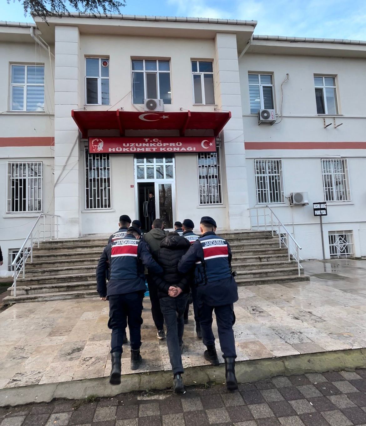 Göçmen kaçakçıları tutuklandı