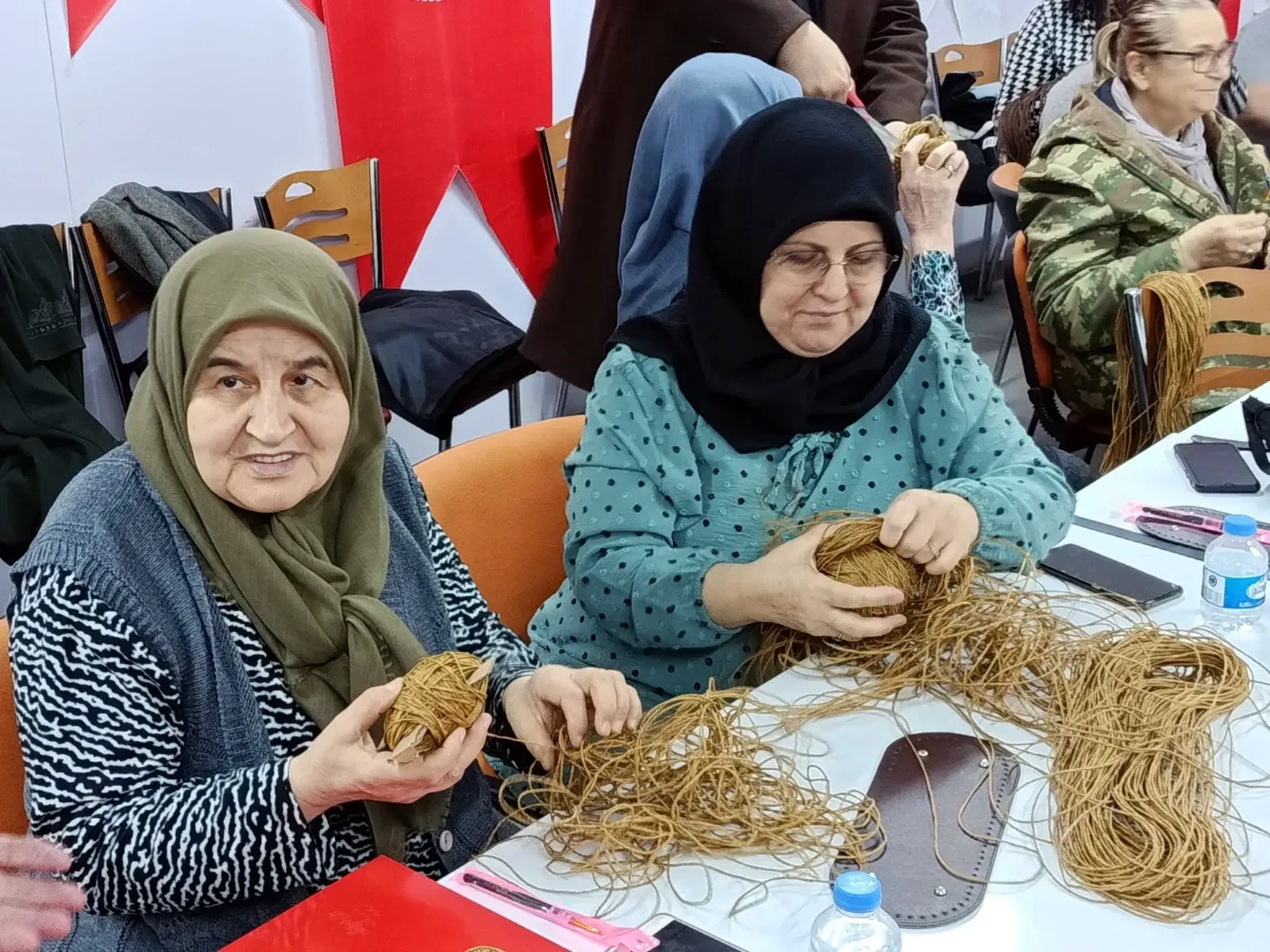 Şehit yakınları, kağıt ipten örgü çanta yapmayı öğreniyor