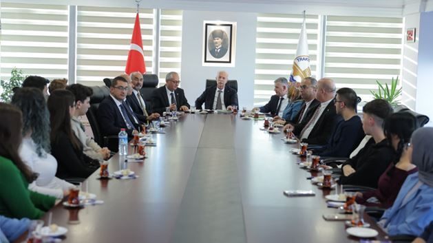 Hatipler, YKS’de ilk 10 bine giren öğrencilerle buluştu