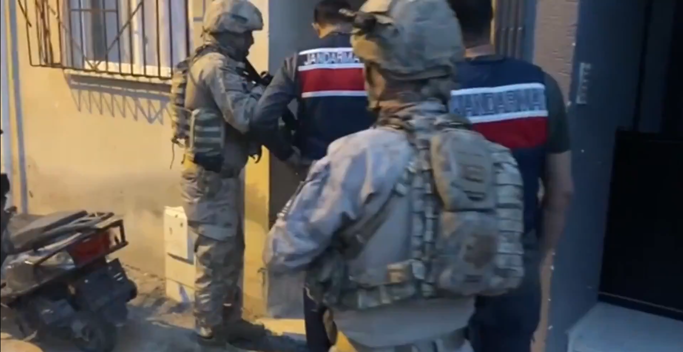 Jandarma 22 ilde 92 deaş şüphelisini yakaladı