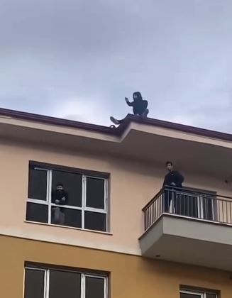 TOKİ şantiyesinde alacak gerginliği: İşçi çatıya çıkarak eylem yaptı
