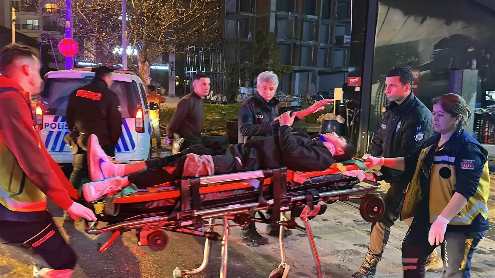 Dur ihtarına uymayan motosikletli, polis aracına çarptı